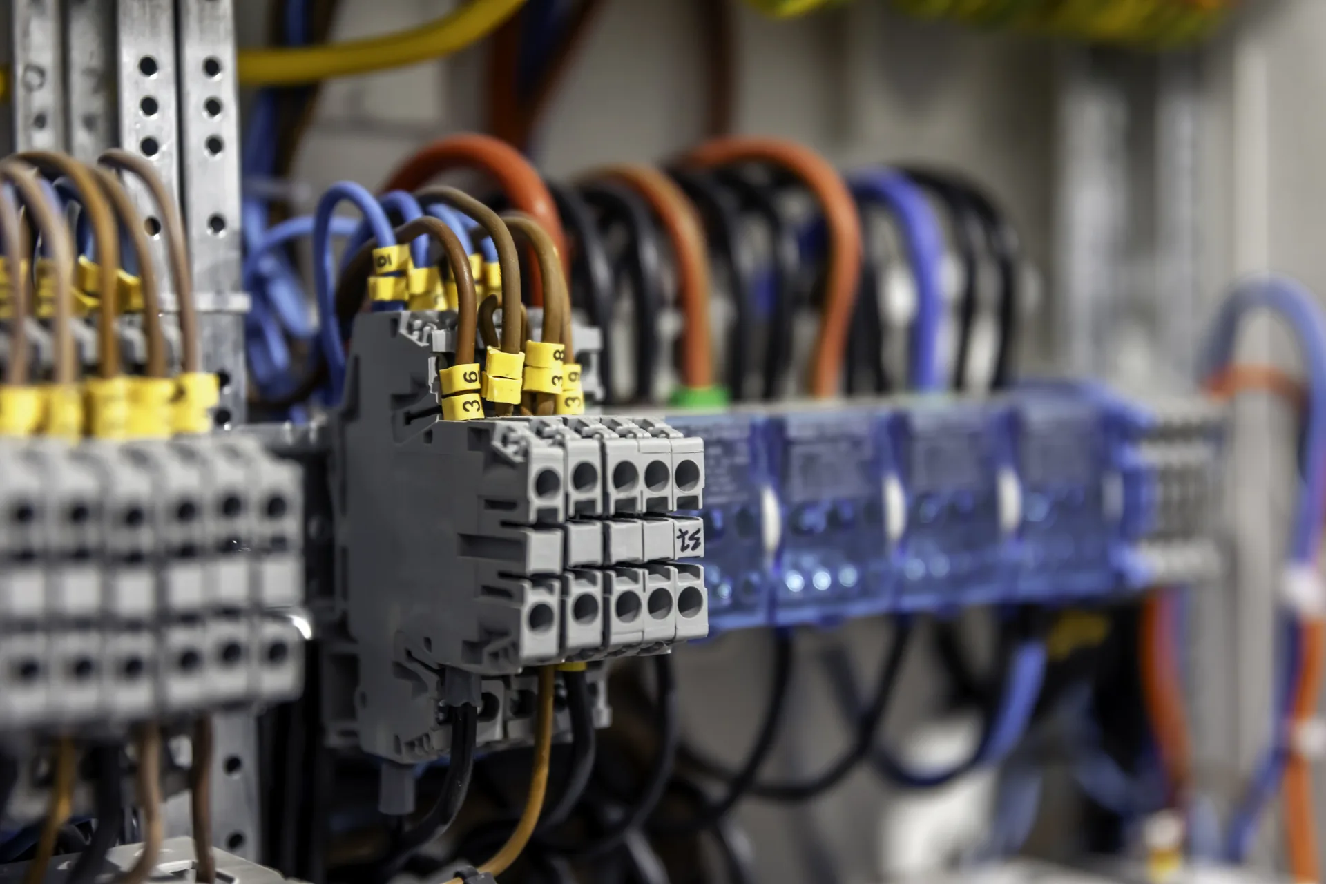 Rozdzielnica elektryczna z bezpiecznikami w lokalu